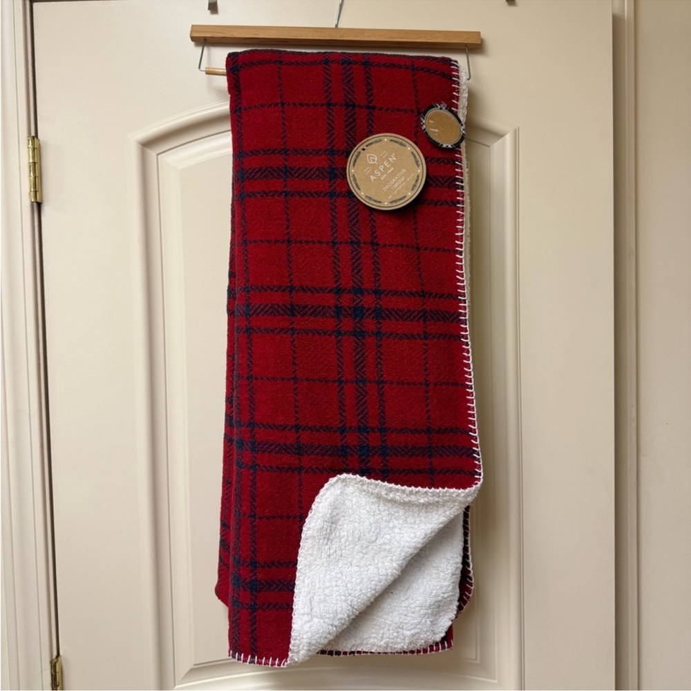 🚨MAKE AN OFFER🚨 Aspen Home Plaid Decorative Throw Blanket